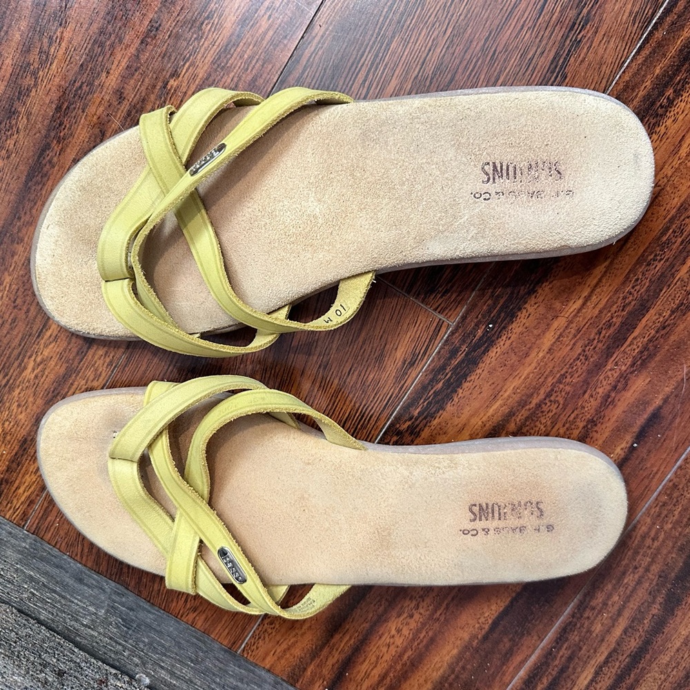 GH Bass & Co Sunjuns | Leather Strappy Green Flat Thong Sandals